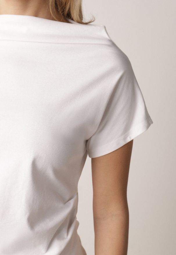 Born2be - Biały Bawełniany T-shirt z Marszczeniem w Talii i Dekoltem w Łódkę Savorith. Okazja: na co dzień, do pracy, na spotkanie biznesowe. Kolor: biały. Materiał: bawełna. Styl: casual, biznesowy, elegancki