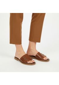 Brązowe Klapki Armodo Modne Obuwie Damskie. Kolor: brązowy. Materiał: skóra. Sezon: lato #1