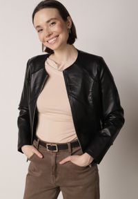 Born2be - Czarna Kurtka Ramoneska Taliowana bez Kołnierzyka w Motocyklowym Stylu Nelaswenna. Okazja: na co dzień. Typ kołnierza: bez kołnierzyka. Kolor: czarny. Materiał: poliester, jeans. Wzór: gładki. Styl: casual, elegancki #8