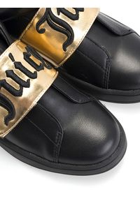 Juicy Couture Sneakersy "Cynthia" | B4JJ203 | Cynthia Low Top Velcro | Kobieta | Czarny, Złoty. Wysokość cholewki: przed kostkę. Nosek buta: okrągły. Zapięcie: rzepy. Kolor: wielokolorowy, złoty, czarny. Materiał: skóra