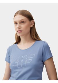 4f - T-shirt regular z nadrukiem damski. Kolor: niebieski. Materiał: elastan, bawełna. Wzór: nadruk