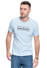 Lee - MĘSKI T-SHIRT LEE LEE JEANS TEE SKY BLUE L65LFENR. Kolor: niebieski. Materiał: jeans #5