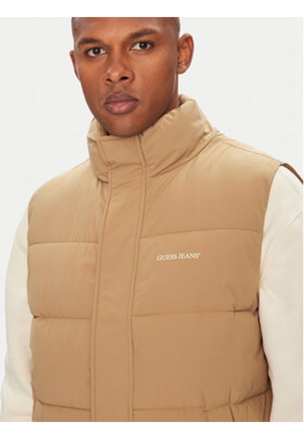 Guess Jeans Bezrękawnik M4BN47 WGII2 Beżowy Regular Fit. Kolor: beżowy. Materiał: syntetyk. Długość rękawa: bez rękawów
