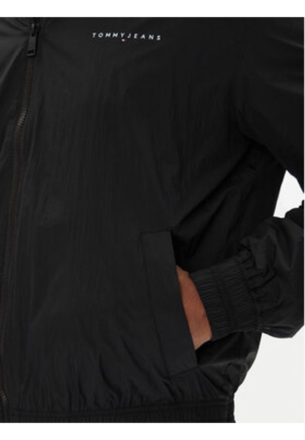 Tommy Jeans Kurtka przejściowa Essential DM0DM21667 Czarny Regular Fit. Kolor: czarny. Materiał: syntetyk