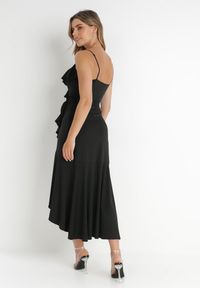 Born2be - Czarna Kopertowa Sukienka na Ramiączkach Zdobiona Falbanami Adathe. Kolor: czarny. Długość rękawa: na ramiączkach. Wzór: aplikacja. Typ sukienki: kopertowe. Styl: elegancki. Długość: midi #3