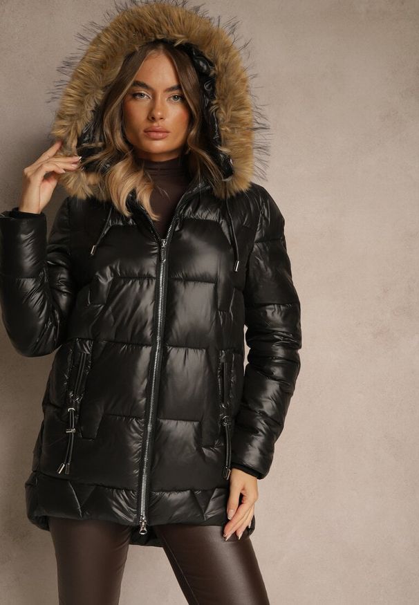 Renee - Czarna Kurtka z Pikowanymi Przeszyciami i Kapturem z Odpinanym Futrem Galenea. Okazja: na co dzień. Kolor: czarny. Materiał: futro. Styl: elegancki, casual