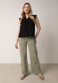 Born2be - Czarna Bawełniana Bluzka z Kwiatowym Haftem i Falbankami Sabrilato. Okazja: na co dzień, do pracy. Typ kołnierza: kołnierz z falbankami. Kolor: czarny. Materiał: bawełna. Wzór: kwiaty, haft. Styl: casual, klasyczny, elegancki #7