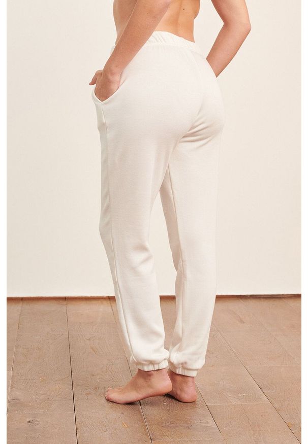 Etam - Spodnie piżamowe LEROY. Kolor: beżowy. Materiał: dzianina