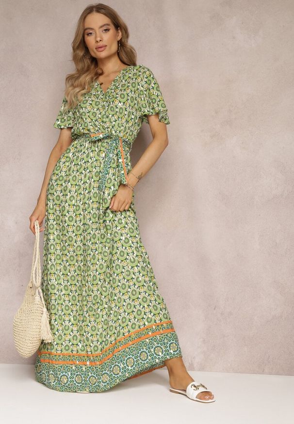 Renee - Zielona Sukienka Maxi z Paskiem i Gumką w Talii w Ornamentalny Wzór Calvim. Kolor: zielony. Długość: maxi
