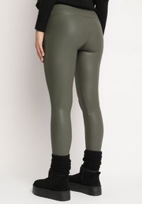 Born2be - Ciemnozielone Legginsy z Ekoskóry z Wysokim Stanem i Polarem Labira. Okazja: na co dzień. Stan: podwyższony. Kolor: zielony. Materiał: polar. Wzór: aplikacja. Styl: elegancki, casual #6