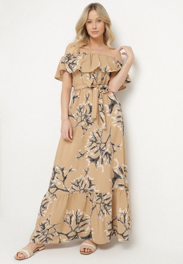 Born2be - Ciemnobeżowa Sukienka Hiszpanka o Rozkloszowanym Kroju z Wiązanym Paskiem Sesiniela. Okazja: na co dzień. Typ kołnierza: dekolt hiszpanka. Kolor: beżowy. Typ sukienki: rozkloszowane. Styl: casual, elegancki