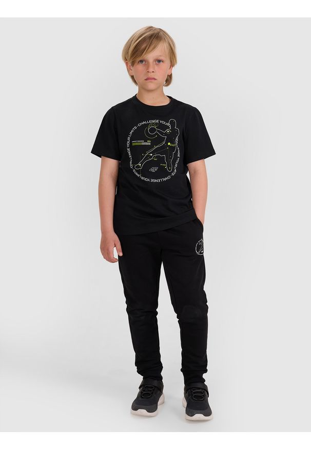 4f - 4F T-shirt regular z nadrukiem chłopięcy - czarny 146 (10-11 lat). Okazja: na co dzień. Kolor: czarny. Materiał: jersey, bawełna, materiał. Długość rękawa: krótki rękaw. Długość: krótkie. Wzór: nadruk. Sezon: lato. Styl: casual, klasyczny, sportowy