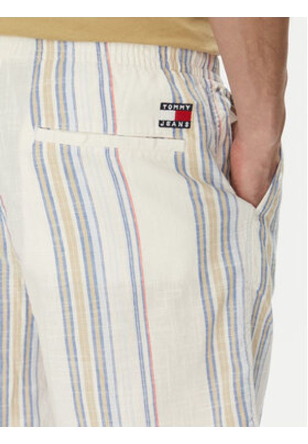 Tommy Jeans Szorty materiałowe DM0DM21948 Écru Regular Fit. Kolor: kremowy. Materiał: bawełna