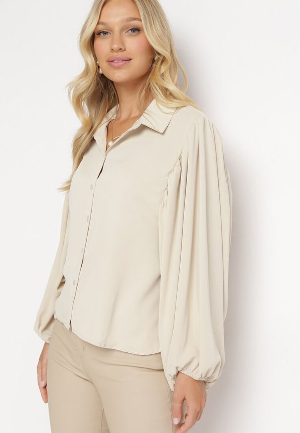 Born2be - Jasnobeżowa Koszula z Szerokimi Plisowanymi Rękawami Anihadi. Kolor: beżowy