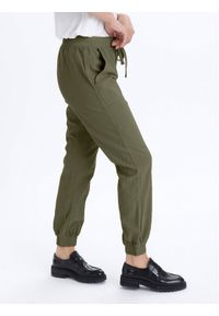 Kaffe Spodnie materiałowe Naya 10505397 Zielony Relaxed Fit. Kolor: zielony. Materiał: materiał, bawełna #1
