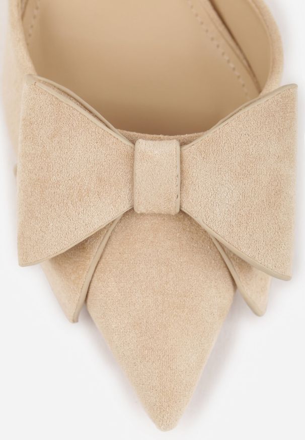 Renee - Beżowe Szpilki z Imitacji Zamszu z Paskiem na Piętę i Ozdobną Kokardą Themigeia. Nosek buta: otwarty. Zapięcie: pasek. Kolor: beżowy. Materiał: zamsz. Wzór: aplikacja. Sezon: lato. Obcas: na szpilce. Wysokość obcasa: średni