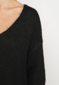 Born2be - Czarna Dzianinowa Sukienka z Domieszką Wełny o Pudełkowym Kroju Esmerea. Okazja: na co dzień. Typ kołnierza: dekolt w kształcie V. Kolekcja: plus size. Kolor: czarny. Materiał: wełna, dzianina. Długość rękawa: długi rękaw. Typ sukienki: dla puszystych. Styl: klasyczny, casual #5