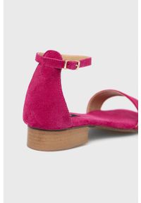 Answear Lab sandały zamszowe damskie kolor różowy. Zapięcie: klamry. Kolor: różowy. Materiał: zamsz. Wzór: gładki. Styl: wakacyjny #4