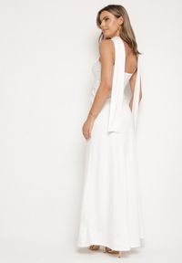 Born2be - Biała Taliowana Sukienka Ozdobiona Szalem i Marszczeniem Melovea. Okazja: na co dzień. Kolor: biały. Materiał: skóra. Długość rękawa: na ramiączkach. Wzór: aplikacja. Styl: casual, elegancki #4