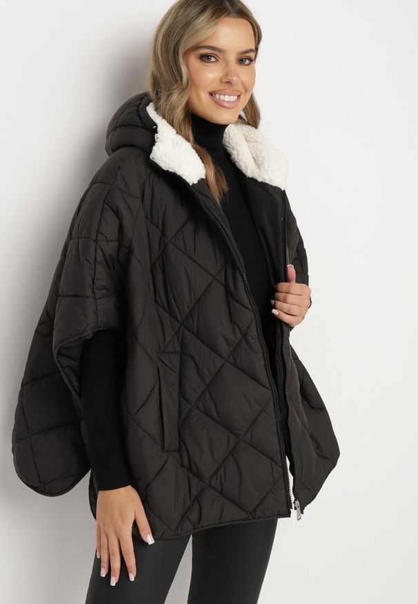 Born2be - Czarna Pikowana Kurtka w Stylu Ponczo z Kieszeniami i Kapturem z Futerkiem Edarria. Okazja: na co dzień. Kolor: czarny. Materiał: futro. Styl: elegancki, casual