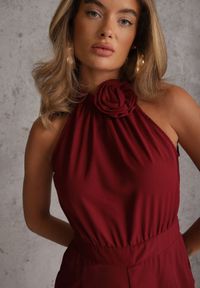 Renee - Bordowy Elegancki Kombinezon z Górą Halter Ozdobioną Różą 3D Dephousa. Kolor: czerwony. Wzór: aplikacja. Styl: elegancki #3