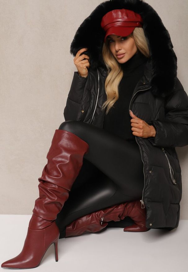 Renee - Czarna Pudełkowa Kurtka Pikowana Ozdobiona Odpinanym Futerkiem i Suwakiem Hedizelle. Okazja: na spacer, na co dzień. Kolor: czarny. Materiał: futro. Wzór: aplikacja. Sezon: zima. Styl: wizytowy, casual, elegancki