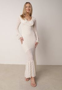 Born2be - Beżowa Koktajlowa Sukienka Koronkowa z Dekoltem V i Falbanami Frevina. Okazja: na komunię, na wesele, na ślub cywilny. Typ kołnierza: dekolt w kształcie V. Kolor: beżowy. Materiał: koronka. Wzór: koronka. Styl: wizytowy #7