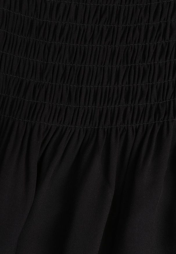 Renee - Czarna Sukienka z Bawełny na Ramiączkach Ozdobiona Falbanami i Gumkami Mevalys. Okazja: na co dzień. Kolor: czarny. Materiał: bawełna. Długość rękawa: na ramiączkach. Wzór: aplikacja. Typ sukienki: rozkloszowane. Styl: casual, elegancki