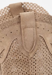 Born2be - Ciemnobeżowe Ażurowe Botki na Obcasie w Stylu Kowbojek Felorwen. Okazja: na co dzień. Kolor: beżowy. Materiał: jeans, skóra. Wzór: ażurowy. Obcas: na obcasie. Styl: casual, elegancki. Wysokość obcasa: średni #8