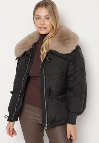 Born2be - Czarna Puchowa Kurtka Pikowana z Futrzanym Kołnierzem Lanivela. Okazja: na spotkanie biznesowe, do pracy, na co dzień. Kolekcja: plus size. Kolor: czarny. Materiał: puch, futro. Styl: biznesowy, casual #5