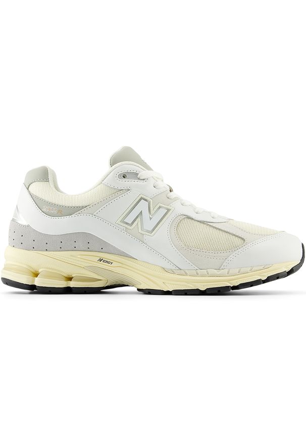 Buty unisex New Balance M2002RIA – białe. Kolor: biały. Materiał: zamsz, skóra, guma. Szerokość cholewki: normalna