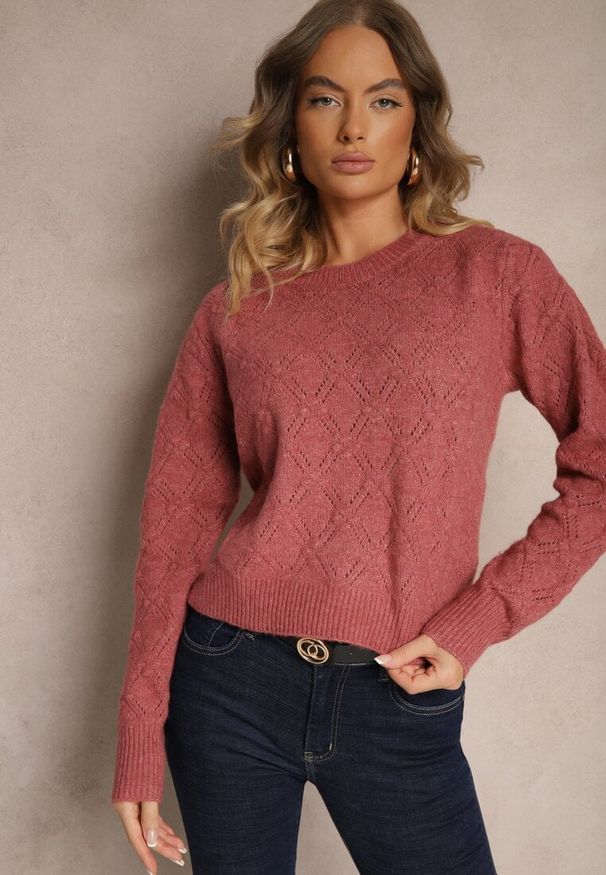 Renee - Różowy Sweter w Klasycznym Stylu z Tłoczonym Wzorem Deriel. Okazja: na co dzień. Kolor: różowy. Materiał: jeans. Długość rękawa: długi rękaw. Długość: długie. Styl: klasyczny