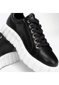 Wittchen - Damskie sneakersy skórzane na grubej platformie czarne. Okazja: do pracy, na co dzień. Nosek buta: okrągły. Kolor: czarny. Materiał: skóra. Obcas: na platformie #8