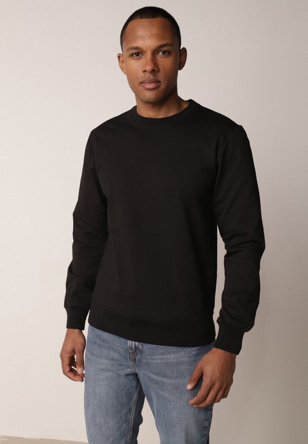 Born2be - Czarna Bluza o Klasycznym Kroju z Bawełną Merinne. Okazja: na co dzień. Kolor: czarny. Materiał: bawełna. Styl: klasyczny