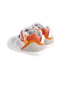 Biomecanics buty dziecięce kolor pomarańczowy. Nosek buta: okrągły. Zapięcie: rzepy. Kolor: pomarańczowy. Materiał: skóra, guma