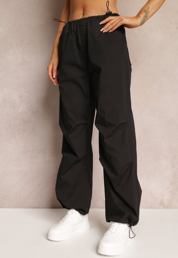 Renee - Czarne Szerokie Spodnie Spadochronowe ze Stoperami Ranyah. Stan: podwyższony. Kolor: czarny. Materiał: tkanina, bawełna. Wzór: gładki, jednolity