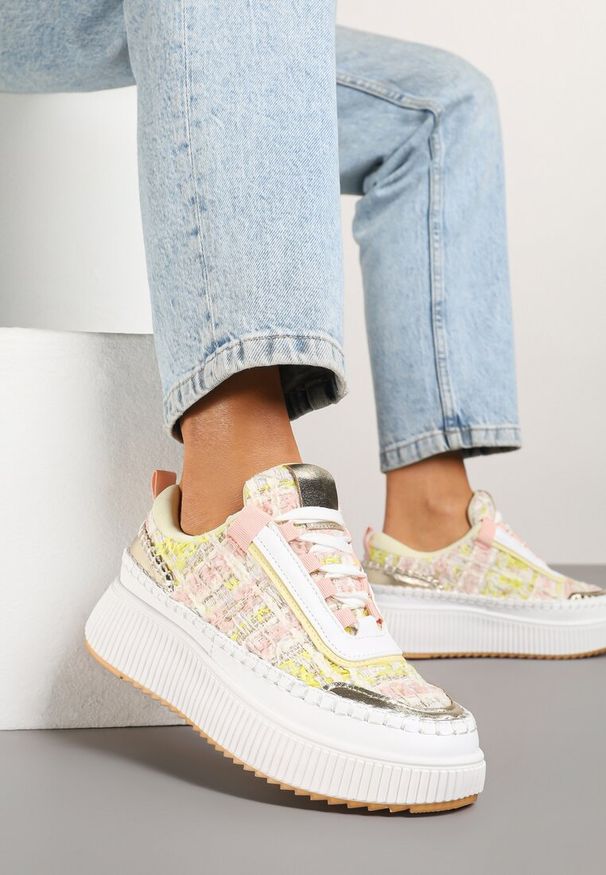 Renee - Biało-Różowe Sneakersy z Tweedowymi Zdobieniami i Przeszyciami na Platformie Ulandrelia. Okazja: na co dzień. Kolor: biały. Materiał: jeans. Wzór: aplikacja. Obcas: na platformie
