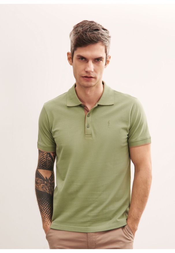 Ochnik - Zielona koszulka polo męska z logo. Typ kołnierza: polo. Kolor: zielony. Materiał: bawełna. Długość rękawa: krótki rękaw. Długość: krótkie