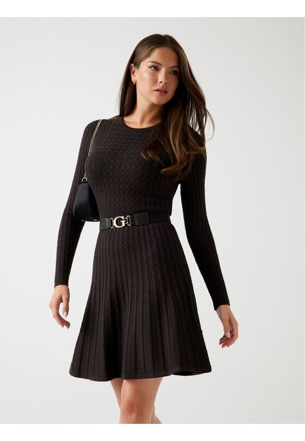 Guess Sukienka 178883 Brązowy Classic Fit. Kolor: brązowy