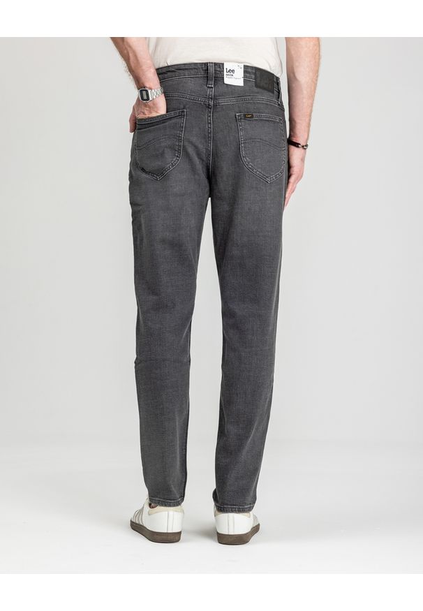 Lee - MĘSKIE SPODNIE JEANSOWE LEE AUSTIN DARK SMOKE 112355803. Okazja: na co dzień. Styl: casual, klasyczny, elegancki