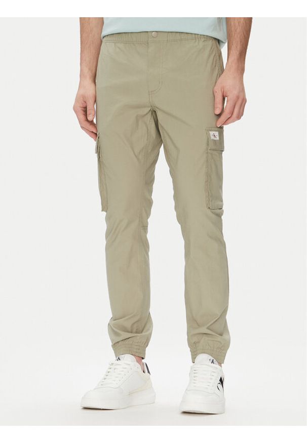 Calvin Klein Jeans Joggery J30J327614 Zielony Slim Fit. Kolor: zielony. Materiał: bawełna