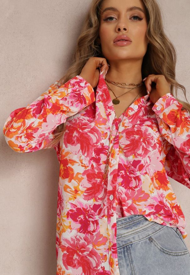 Renee - Różowa Koszula Artamia. Typ kołnierza: kołnierzyk klasyczny. Kolor: różowy. Materiał: jeans. Długość rękawa: długi rękaw. Długość: długie. Wzór: kwiaty. Styl: elegancki, klasyczny