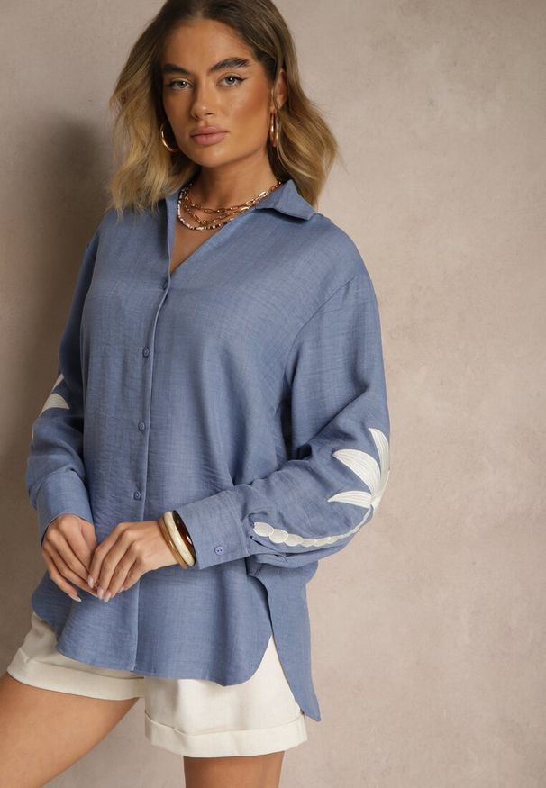 Renee - Niebieska Koszula z Haftowanym Wzorem Natresena. Okazja: na spotkanie biznesowe, na co dzień. Typ kołnierza: kołnierzyk klasyczny. Kolor: niebieski. Materiał: jeans. Wzór: haft. Styl: klasyczny, casual, biznesowy