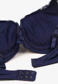 Renee - Granatowy Biustonosz na Ramiączkach z Regulacją i Usztywnianymi Miseczkami oraz Koronką Vimaletis. Kolor: niebieski. Materiał: koronka. Wzór: koronka