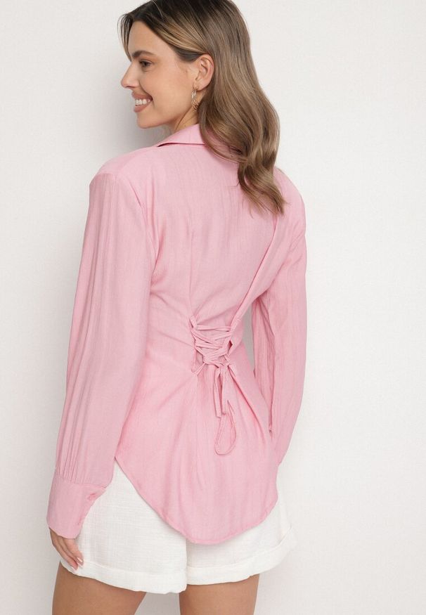 Born2be - Różowa Koszula z Usztywnionymi Ramionami Ozdobiona Sznurkiem Meroriela. Okazja: na co dzień. Kolor: różowy. Materiał: jeans. Długość rękawa: długi rękaw. Długość: długie. Wzór: aplikacja. Styl: elegancki, casual