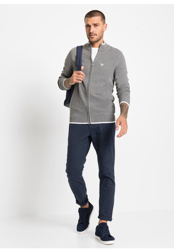 bonprix - Sweter rozpinany ze stójką, z dzianiny o splocie drobnych oczek, z bawełny z recyklingu. Typ kołnierza: kołnierzyk stójkowy. Kolor: szary. Materiał: dzianina, bawełna. Wzór: ze splotem