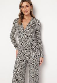 Born2be - Biało-Czarny Wzorzysty Kombinezon z Długim Rękawem i Szerokimi Spodniami z Wiązaniem w Pasie Vilati. Kolor: czarny. Długość rękawa: długi rękaw. Długość: długie. Wzór: geometria. Styl: elegancki #6