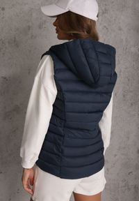 Renee - Granatowa Przejściowa Kamizelka z Pikowaniem i Kapturem Neatwenna. Okazja: na co dzień. Typ kołnierza: kaptur. Kolor: niebieski. Materiał: jeans. Styl: casual, elegancki, sportowy #2