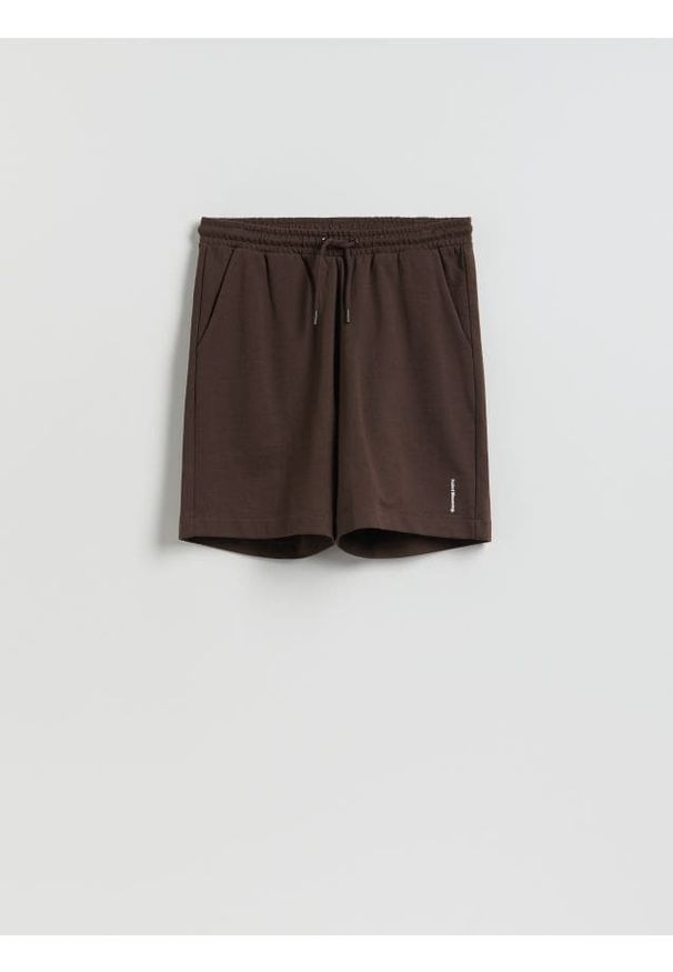 Reserved - Szorty regular fit - brązowy. Kolor: brązowy. Materiał: bawełna
