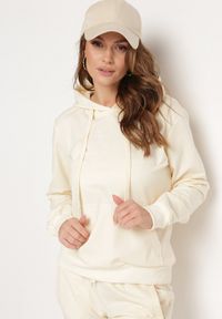 Born2be - Jasnobeżowa Bluza Zakładana przez Głowę z Kapturem i Kieszenią Typu Kangur Roveria. Typ kołnierza: kaptur. Kolor: beżowy. Materiał: dzianina #4
